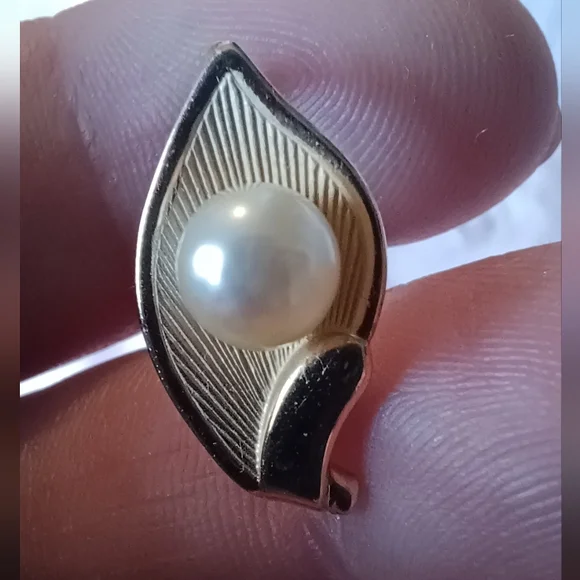 Vintage 1/20 12k Gold Signed Pearl Leaf Earrings - Picture 6 of 6